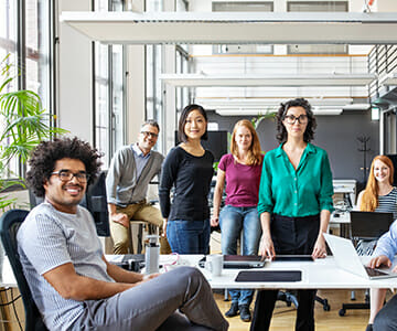 Gruppe von Personen in einem Großraumbüro